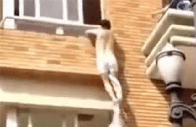 已婚男女开房突遭捉奸<strong></p>
<p>夏坤</strong>，男子坠亡家属索赔130万，法院：一分不赔