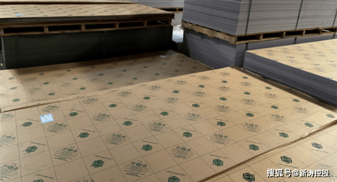 魅力天成<strong></p>
<p>亚克力板厂家</strong>，迈向规模化时代，亚克力家具选材如何避坑劣质材料？