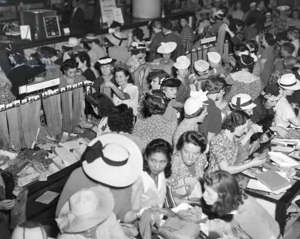 丝袜艳俗？巴黎女人：这样穿丝袜，分分钟解锁高级感～