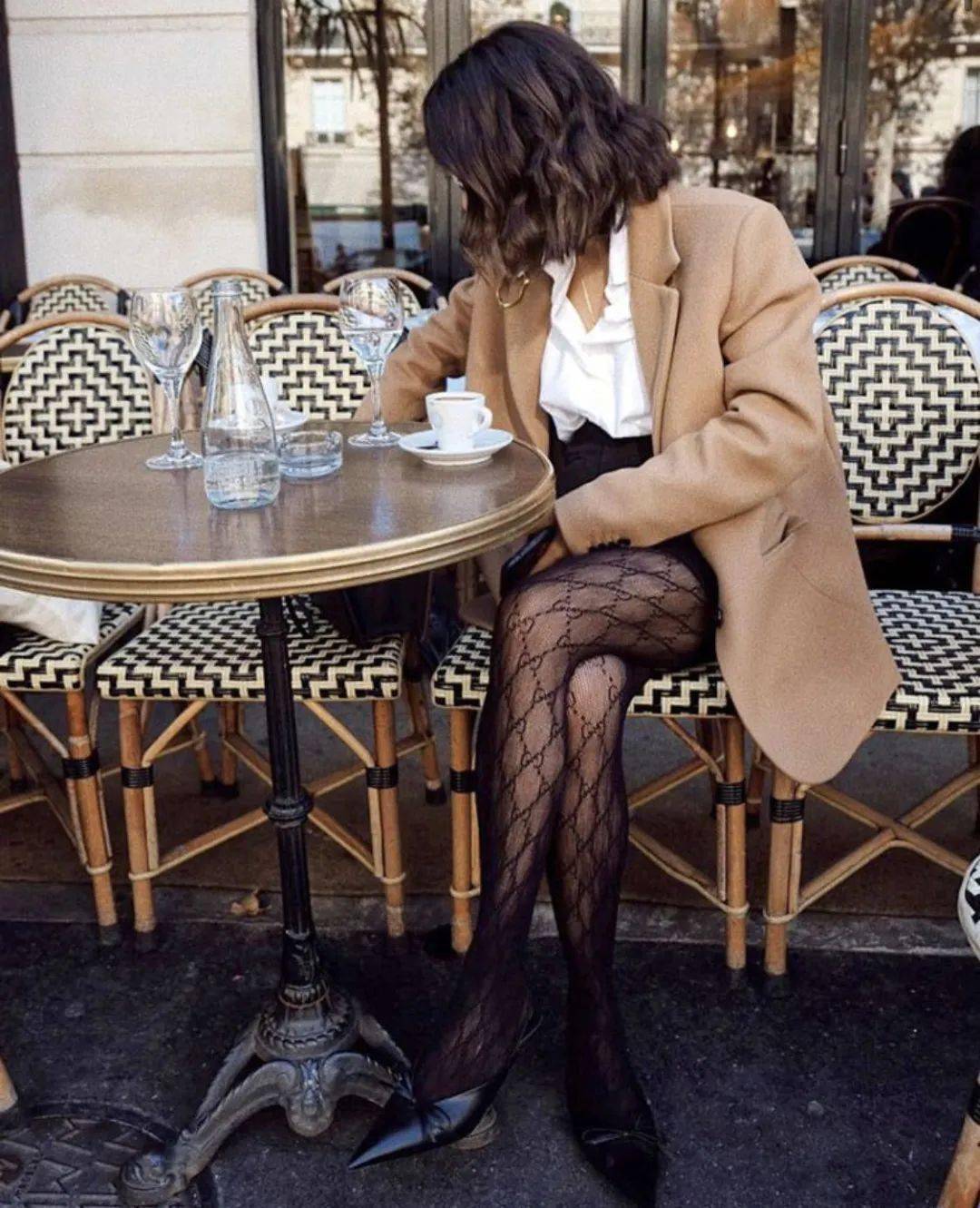 丝袜艳俗？巴黎女人：这样穿丝袜，分分钟解锁高级感～