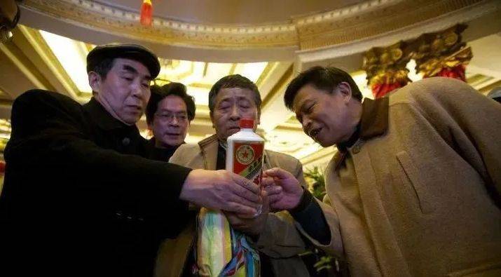1996年，河南老李买了2箱茅台，如今有人出20万都不卖，咋回事？