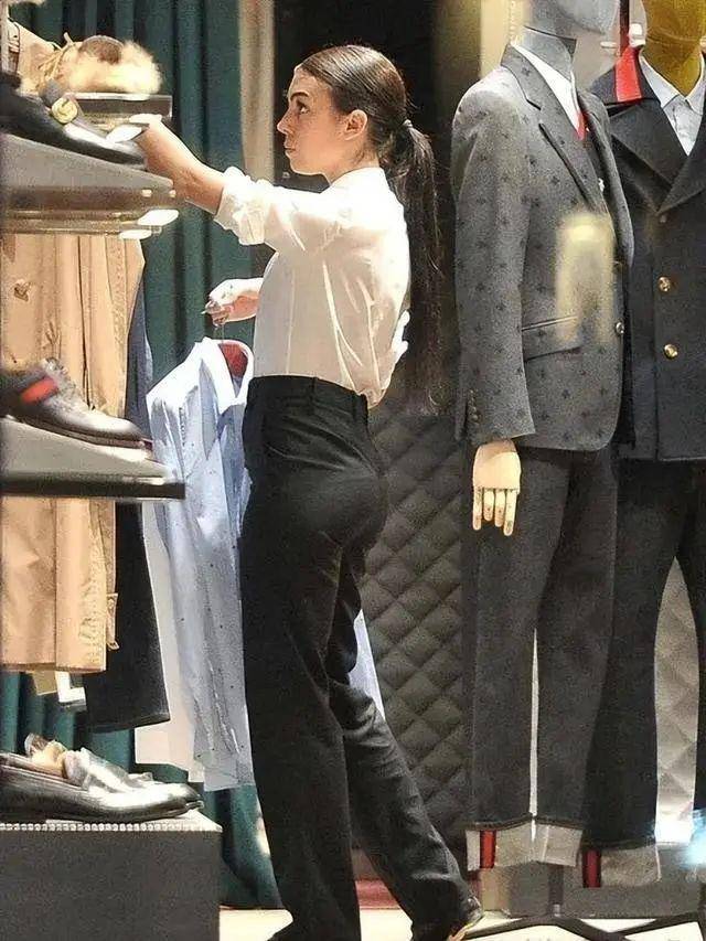 乔治娜戴1500万饰品看比赛，从柜姐到C罗女友，经历10次整形