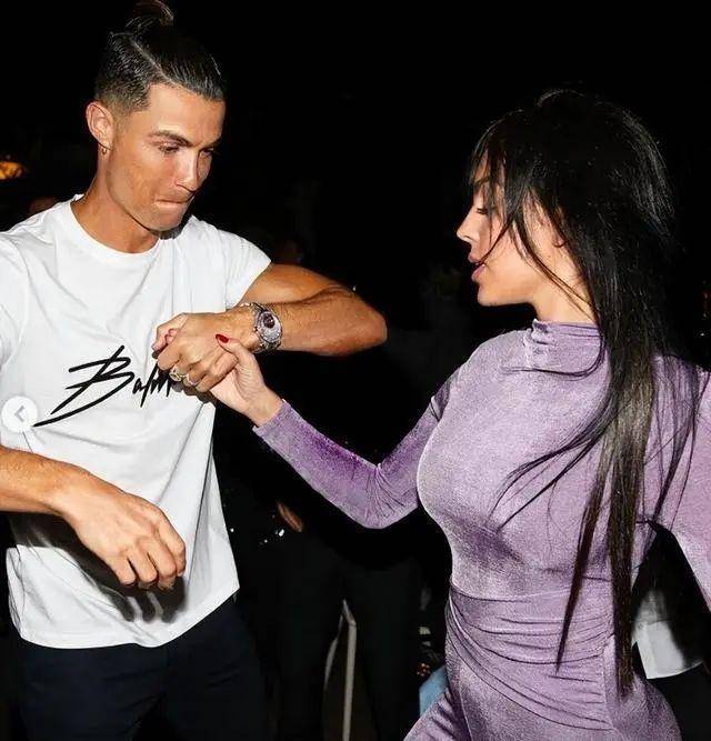 乔治娜戴1500万饰品看比赛，从柜姐到C罗女友，经历10次整形