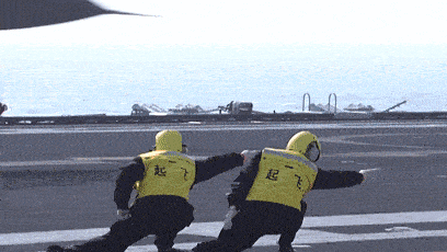 航母甲板上的七色马甲对应什么战位？硬核科普来了