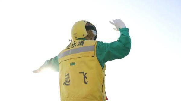 航母甲板上的七色马甲对应什么战位？硬核科普来了