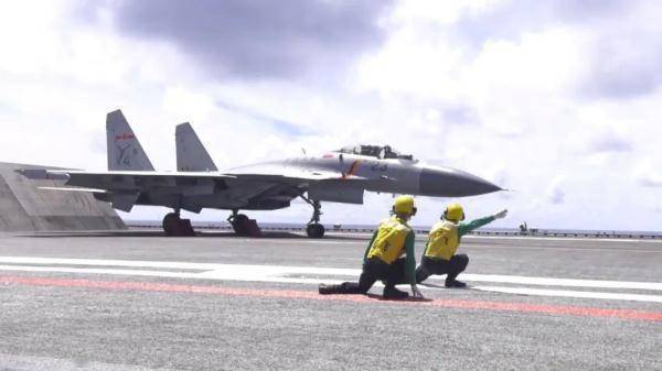 航母甲板上的七色马甲对应什么战位？硬核科普来了