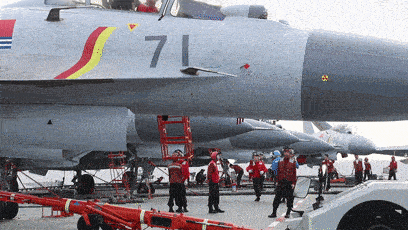 航母甲板上的七色马甲对应什么战位？硬核科普来了