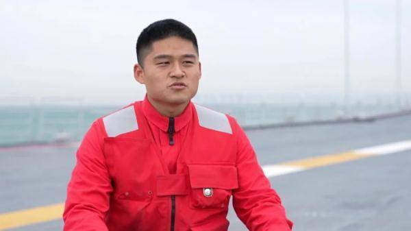 航母甲板上的七色马甲对应什么战位？硬核科普来了