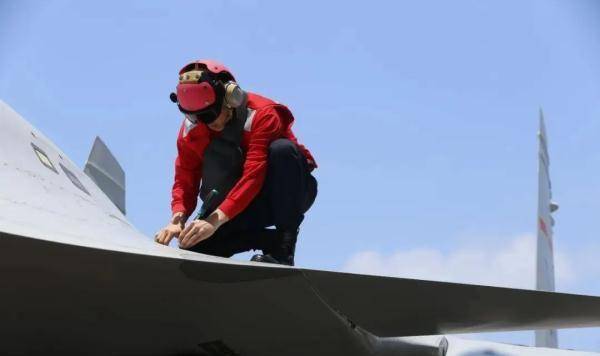 航母甲板上的七色马甲对应什么战位？硬核科普来了