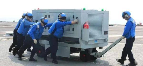 航母甲板上的七色马甲对应什么战位？硬核科普来了