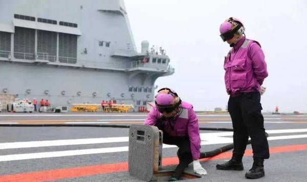 航母甲板上的七色马甲对应什么战位？硬核科普来了