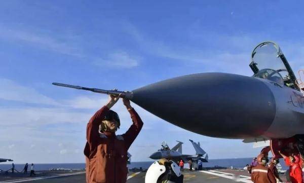 航母甲板上的七色马甲对应什么战位？硬核科普来了