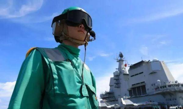 航母甲板上的七色马甲对应什么战位？硬核科普来了