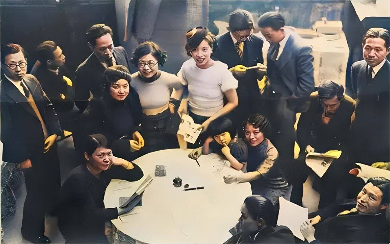 民国名媛与军官私奔，晚年沦为佣人想见儿子，儿子怒斥：你不配