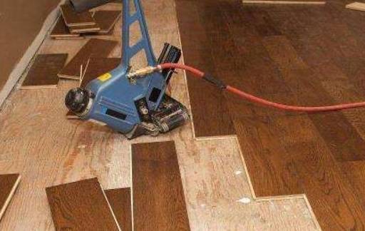 地板铺贴要注意什么？2避开2注意1关注，才能铺好地板