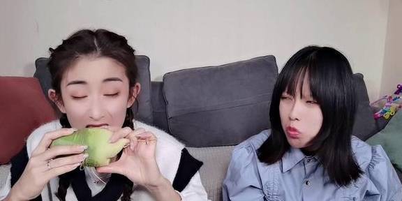 挑战玩“击鼓传花”，手指是几就吃几口美食！谁一口塞下一个卤蛋