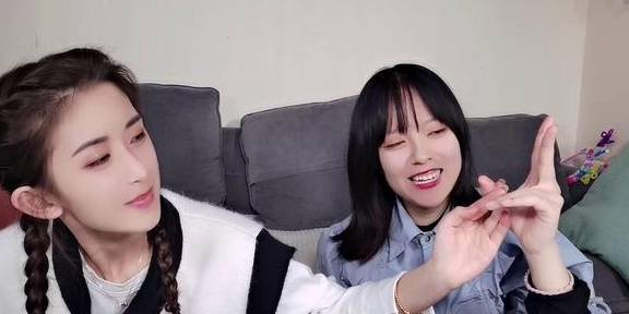 挑战玩“击鼓传花”，手指是几就吃几口美食！谁一口塞下一个卤蛋