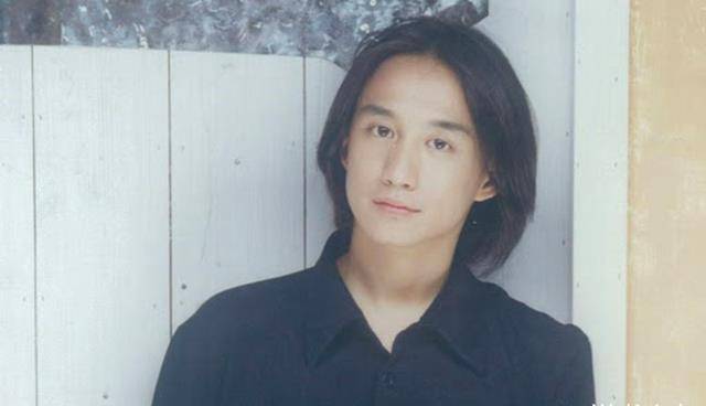 结婚时从简，名利双收十年办一次婚礼，唐人一姐婚姻幸福不低调