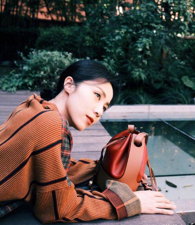 结婚时从简，名利双收十年办一次婚礼，唐人一姐婚姻幸福不低调