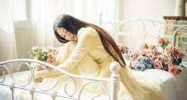 结婚爸妈只陪送一个抱枕，婆婆怒把抱枕撕烂，撕烂后我声泪俱下