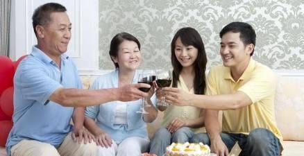 结婚爸妈只陪送一个抱枕，婆婆怒把抱枕撕烂，撕烂后我声泪俱下