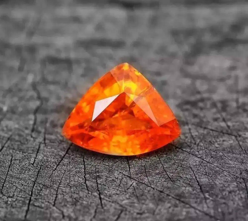 如何去判断一颗宝石是否漏底？