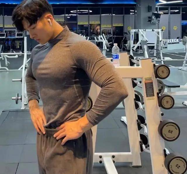 贵州大学男老师“走红”，坚持运动，肌肉圈粉无数