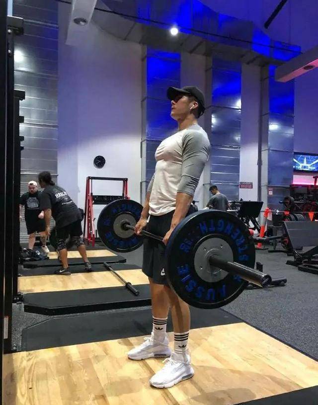 贵州大学男老师“走红”，坚持运动，肌肉圈粉无数