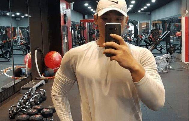 贵州大学男老师“走红”，坚持运动，肌肉圈粉无数