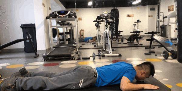 贵州大学男老师“走红”，坚持运动，肌肉圈粉无数