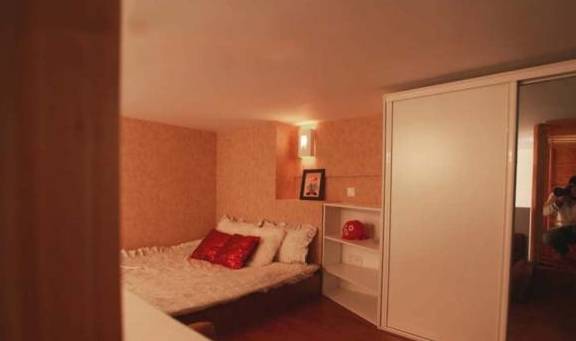 26岁单身女孩的40平小窝，白墙红砖大窗户，一个人久了真的会上瘾