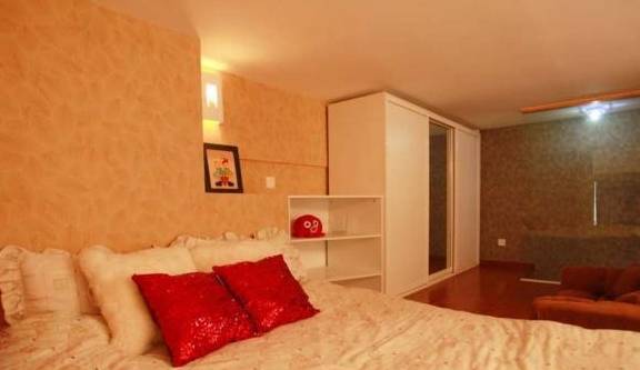 26岁单身女孩的40平小窝，白墙红砖大窗户，一个人久了真的会上瘾