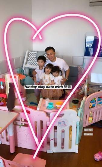 熊黛林老公带两女儿和好友聚会，姐姐害羞靠妹妹肩上