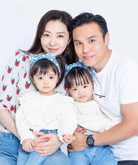 熊黛林老公带两女儿和好友聚会，姐姐害羞靠妹妹肩上