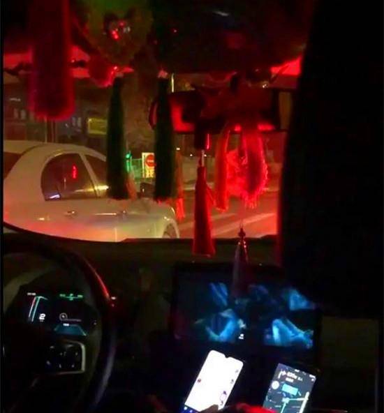 浙江：网约车司机晚上播放恐怖片，车内吊饰亮着红光，吓坏女乘客
