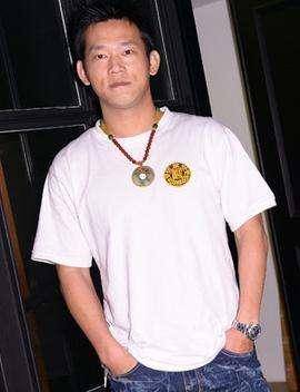 李连杰接班人：两度不听话，戴手铐脚镣为父奔丧，今成破亿票房导演