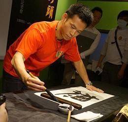 李连杰接班人：两度不听话，戴手铐脚镣为父奔丧，今成破亿票房导演