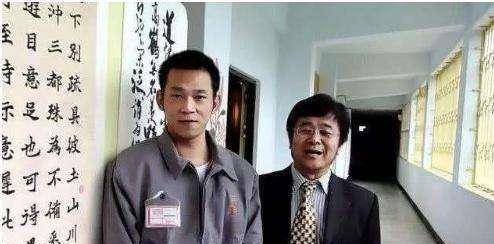 李连杰接班人：两度不听话，戴手铐脚镣为父奔丧，今成破亿票房导演