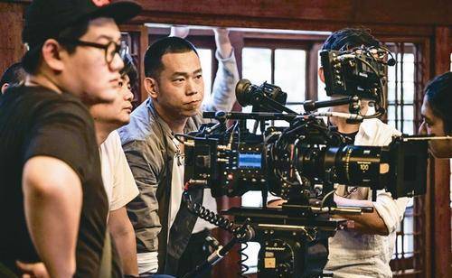 李连杰接班人：两度不听话，戴手铐脚镣为父奔丧，今成破亿票房导演