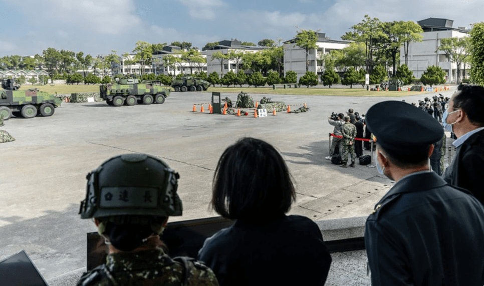 解放军利剑出鞘！ 蔡英文视察逃生工具，美方急呼大陆保持克制