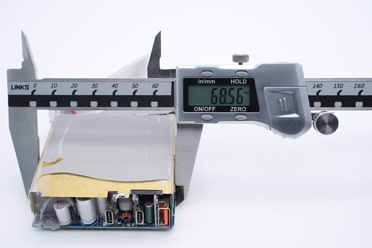 拆解报告:MOMAX摩米士140W 2C1A氮化镓充电器UM27