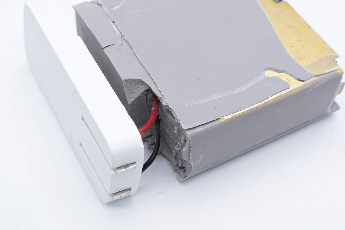 拆解报告:MOMAX摩米士140W 2C1A氮化镓充电器UM27