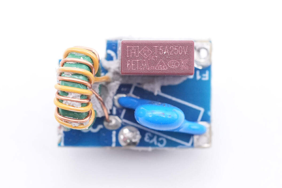 拆解报告:MOMAX摩米士140W 2C1A氮化镓充电器UM27