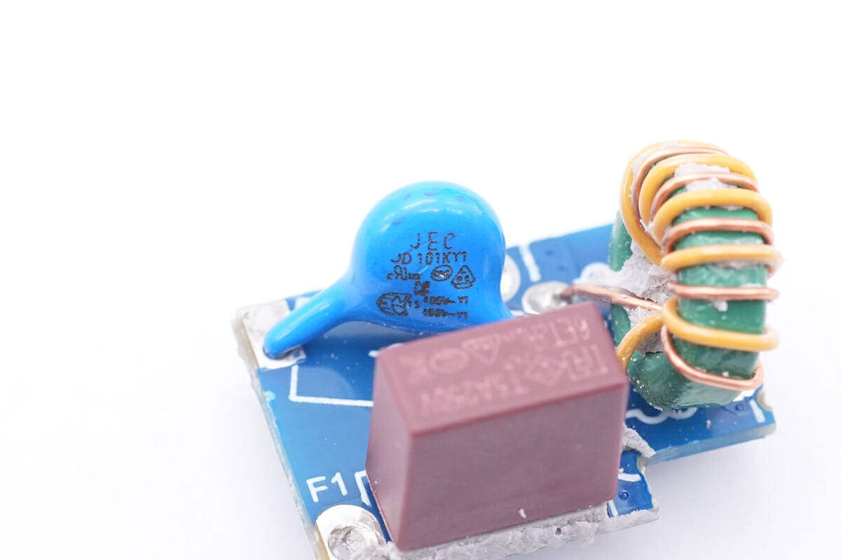 拆解报告:MOMAX摩米士140W 2C1A氮化镓充电器UM27