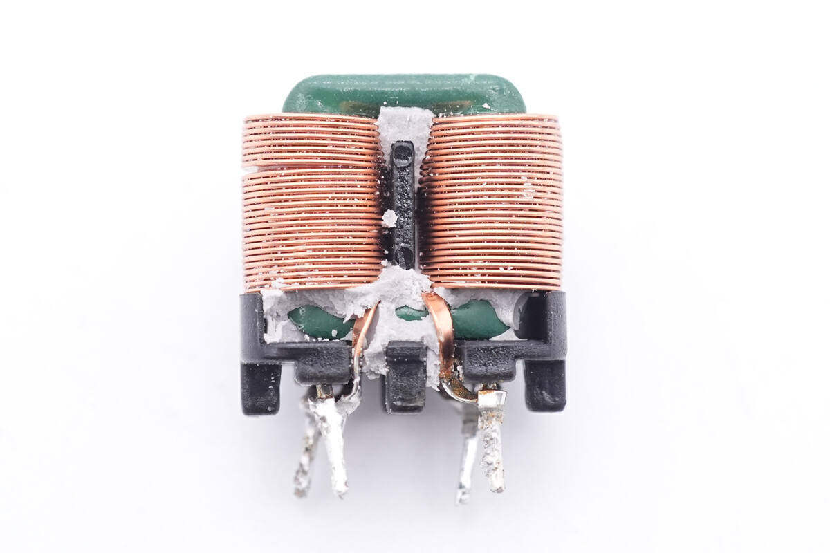 拆解报告:MOMAX摩米士140W 2C1A氮化镓充电器UM27