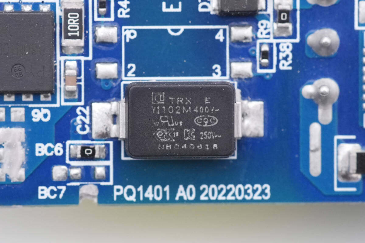拆解报告:MOMAX摩米士140W 2C1A氮化镓充电器UM27