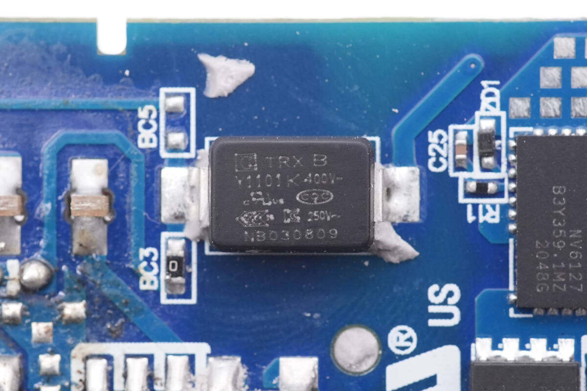 拆解报告:MOMAX摩米士140W 2C1A氮化镓充电器UM27