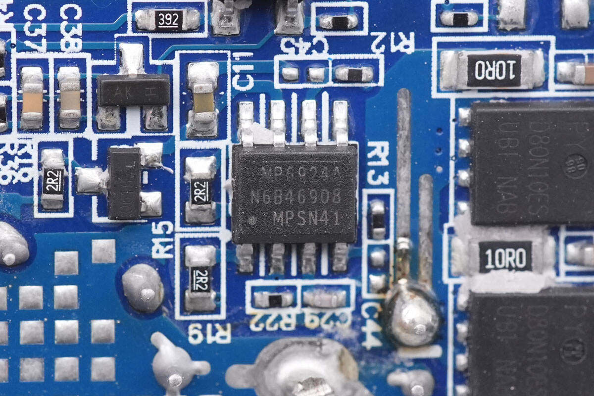 拆解报告:MOMAX摩米士140W 2C1A氮化镓充电器UM27