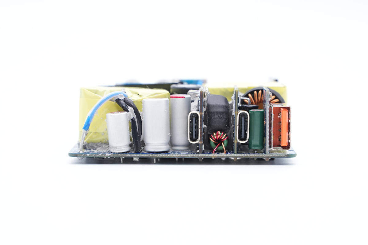 拆解报告:MOMAX摩米士140W 2C1A氮化镓充电器UM27