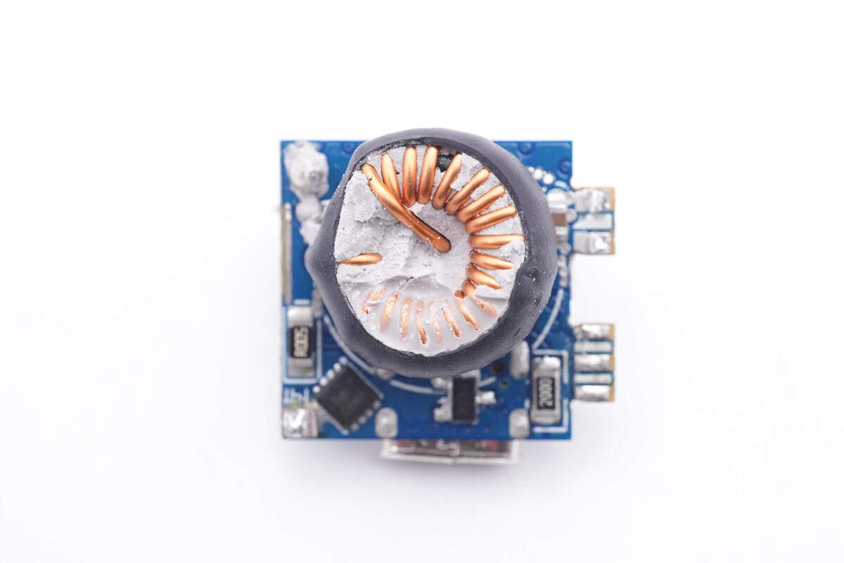 拆解报告:MOMAX摩米士140W 2C1A氮化镓充电器UM27